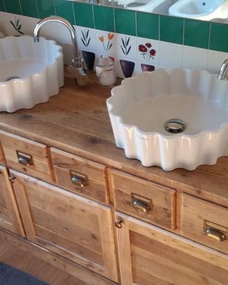 bagno in legno vecchio con colonna laterale