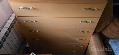 Cassettiera legno chiaro con maniglie argentate