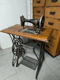 Tavolino ferro battuto 1920 con macchina cucire