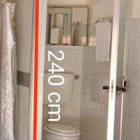 Parete ad angolo con porta in alluminio