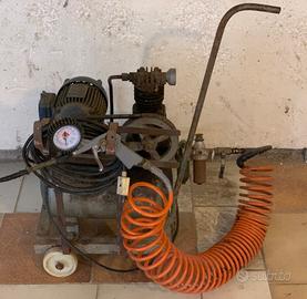 Vecchio compressore elettrico su carrello