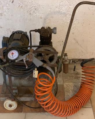 Vecchio compressore elettrico su carrello