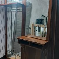 Specchiera ingresso con mensole in legno massello