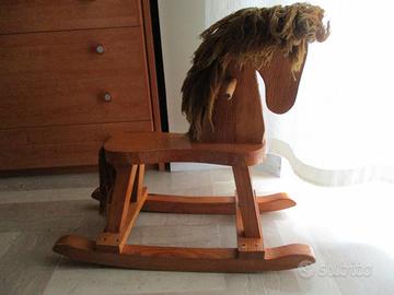 Cavallo a dondolo in legno