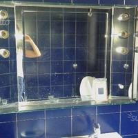 Specchio per bagno con 2 armadietti e 6 luci