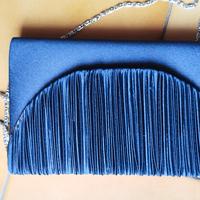 borsa da cerimonia di colore blu.
