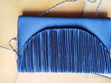 borsa da cerimonia di colore blu.