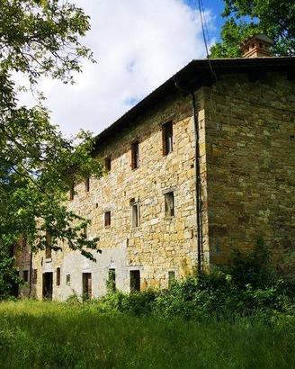 Rustico / Casale di 300 m² con 5 locali e box auto