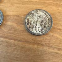 Lire italiane in argento . Una moneta inglese in a