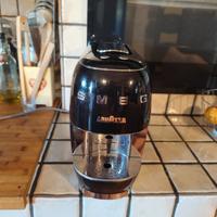 macchina macchinetta caffè smeg Lavazza nera 