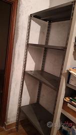 scaffalatura in metallo