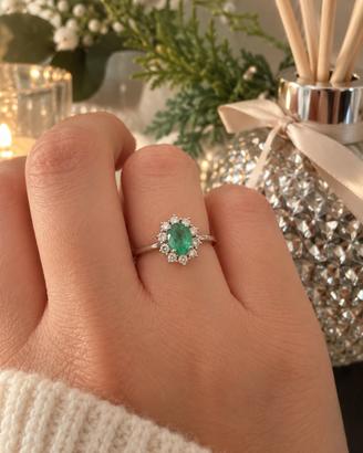 Anello in oro bianco 18K con smeraldo e diamanti