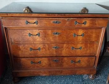 Comò in legno con cassetti e top in vetro