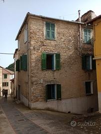 Casa in pietra su 3 piani in centro paese