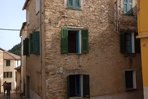 Casa in pietra su 3 piani in centro paese