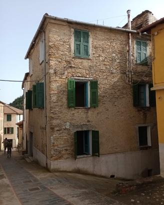 Casa in pietra su 3 piani in centro paese