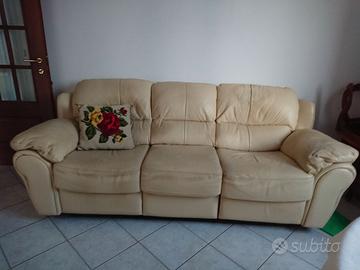 Divano tre posti color crema