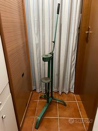 Tappatrice a tre piedi a leva per tappi in sughero