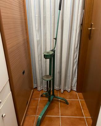 Tappatrice a tre piedi a leva per tappi in sughero