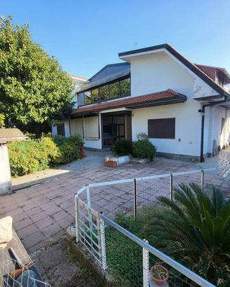 Villa di 500 m² con più di 5 locali e box auto a S