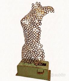 scultura donna acciaio, forza, resilienza 