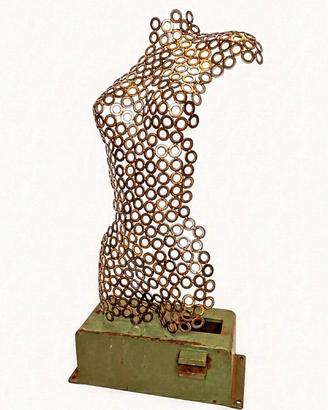 scultura donna acciaio, forza, resilienza 