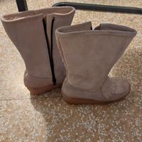 paio di stivali scamosciati beige