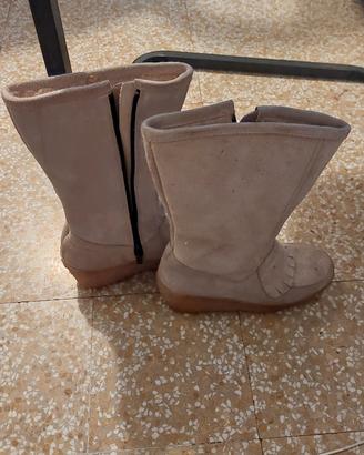 paio di stivali scamosciati beige