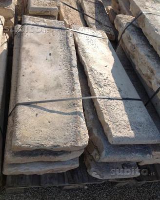 Scalini antichi in pietra