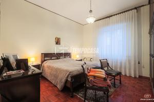 CASA INDIPENDENTE LIBERA SU 4 LATI, CON GIARDINO