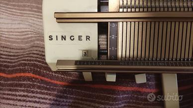 Macchina da maglieria vintage Singer con accessori