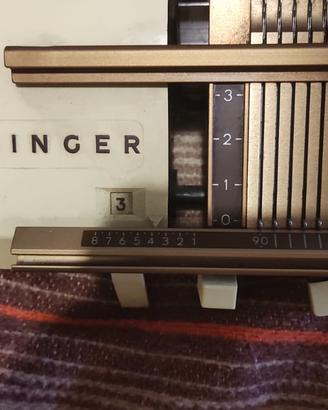 Macchina da maglieria vintage Singer con accessori