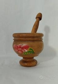 Mortaio artigianale in legno decorato a mano
