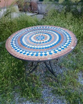 tavolino da giardino con mosaico