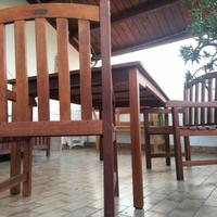 Tavolo in legno da esterno con 2 sedie e 1 panca