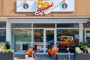 Pizzeria d'asporto con posti a sedere e angolo 