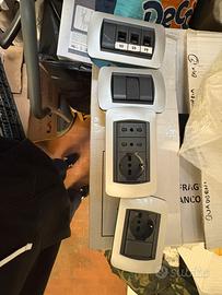 Scatole elettriche complete, della BTicino Living,