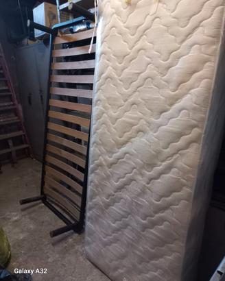 Materasso e rete singole a doghe