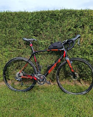 Bicicletta Gravel - ciclo cross