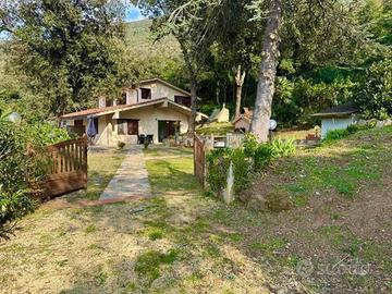 Villa di 150 m² con più di 5 locali e posto auto a