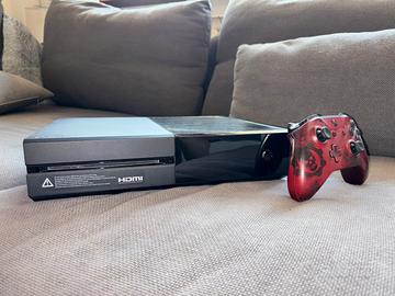 Xbox One 1Tb + controller Gears of War