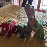3 dinosauri grandi e realistici