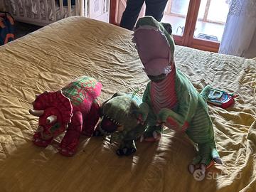 3 dinosauri grandi e realistici