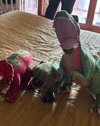 3 dinosauri grandi e realistici
