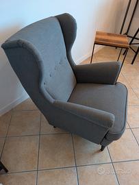 Poltrona in tessuto grigio, modello STRANDMON