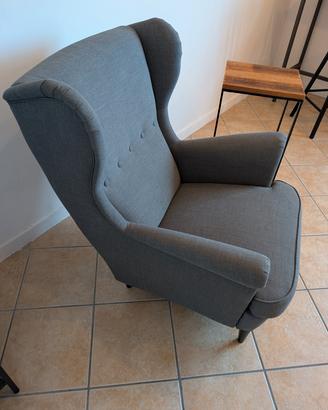 Poltrona in tessuto grigio, modello STRANDMON