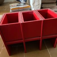 Cassettiera di legno rossa