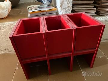 Cassettiera di legno rossa