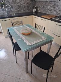 Tavolo in vetro con sedie