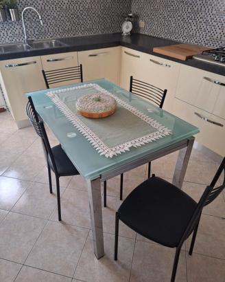Tavolo in vetro con sedie